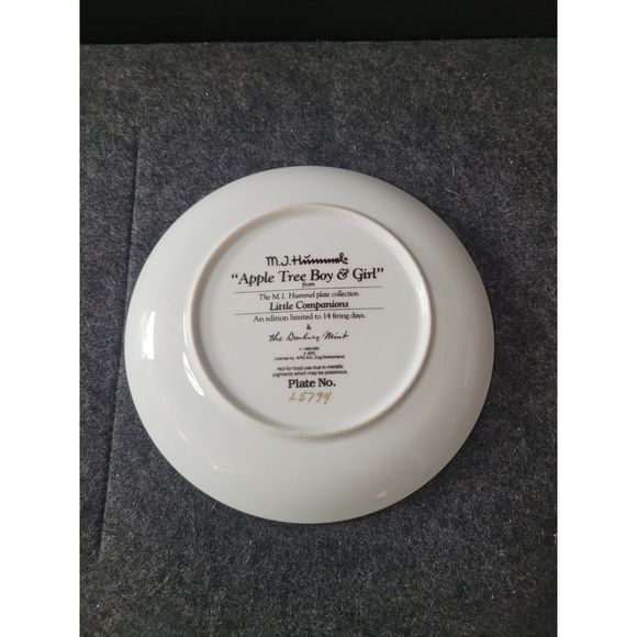 Vintage M.J. Hummel “Apple Tree Boy and Girl” Plate L5794 - Picture 2 of 4